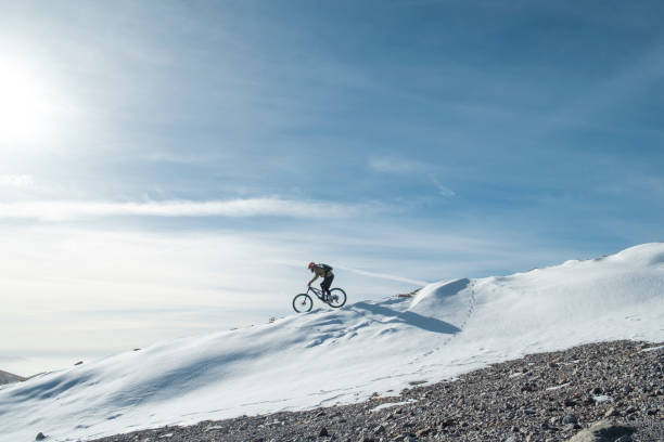 雪バイク - mountain biking mountain bike cycling mountain ストックフォトと画像