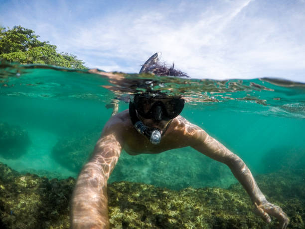 hombre de snorkel en el arrecife de coral - mentawai islands rural scene sumatra indonesia fotografías e imágenes de stock