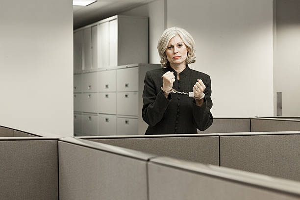 bizneswoman w kajdanki - trapped stuck women cubicle zdjęcia i obrazy z banku zdjęć