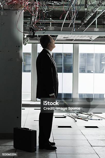 Businessman In Abandoned Office 70-79세에 대한 스톡 사진 및 기타 이미지 - 70-79세, 기업 비즈니스, 남성