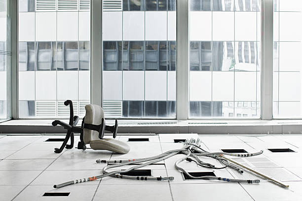 silla de oficina y cables en el suelo - bancarrota fotografías e imágenes de stock