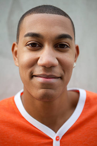 若い男性のポートレート - shaved head ストックフォトと画像