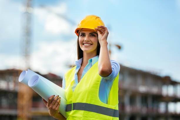 jeune travailleur féminin sur le site de consturction - ingénieur civil photos et images de collection