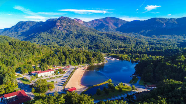 vista de drone de señuelos lake, north carolina, usa - grandfather mountain fotografías e imágenes de stock