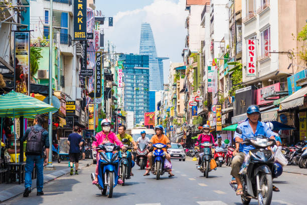 bui vien street perspektive mit bau-turm - southeast asia fotos stock-fotos und bilder