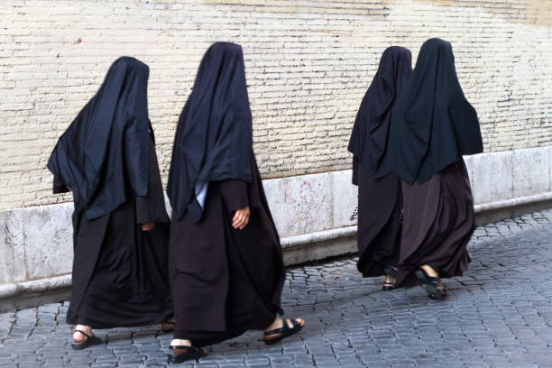 rome, italy: four nuns in black habits, trastevere - nun habit catholicism women imagens e fotografias de stock
