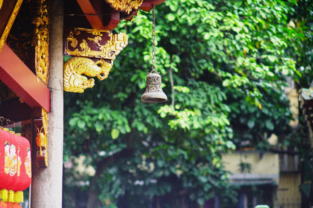 小さな鐘、中国風切妻屋根正面 - bell gable ストックフォトと画像