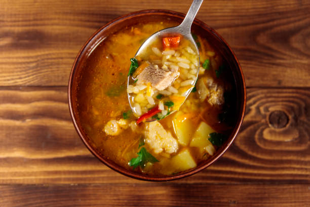 kharcho 木製のテーブルにご飯と肉のスープ。スープ スプーン。トップ ビュー - 5899 ストックフォトと画像