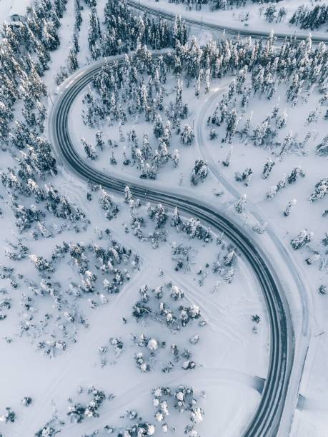 눈, 핀란드 라플란드 덮여 겨울도로 숲에서의 항공 보기 - snow winter mountain horizon over land 뉴스 사진 이미지