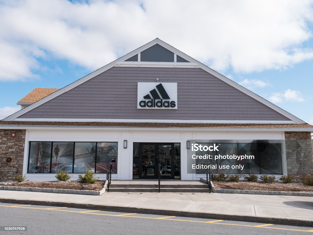 skrivning Seaside Forretningsmand April 19 2018 Woodbury Commons Premium Outlets Ny Adidas Outlet Store  Featuring The Brands Signature Athletic Footwear Clothes Accessories Stock  Photo - Download Image Now - iStock