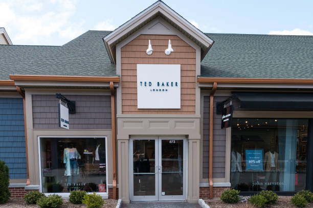 19 de abril de 2018 - woodbury commons, ny. loja ted baker em woodbury common premium outlet shopping. - commons - fotografias e filmes do acervo