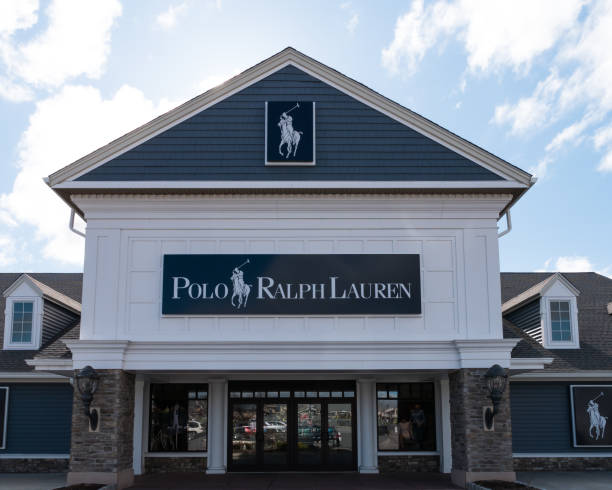 19 de abril de 2018 - woodbury commons, ny. loja de fábrica de polo ralph lauren no shopping woodbury commons. - commons - fotografias e filmes do acervo