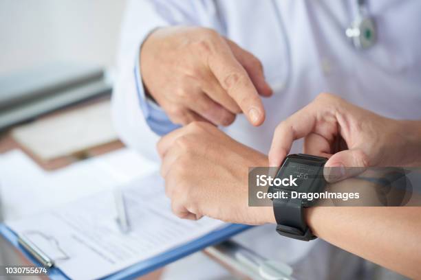 Erntepatienten Zeigt Herzfrequenz Arzt Stockfoto und mehr Bilder von Wearable - Wearable, Gesundheitswesen und Medizin, Smartwatch
