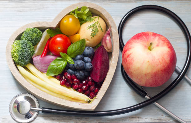 cibo sano nel concetto di dieta cardiaca con stetoscopio - alternative medecine foto e immagini stock