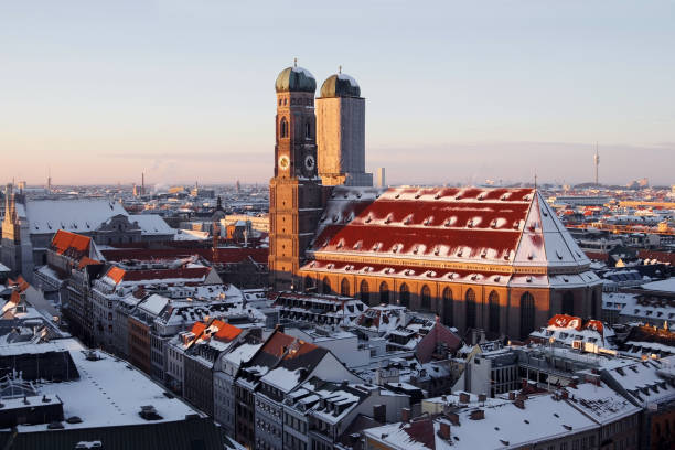 The cathedral in Munich wirth snow The cathedral in Munich on an evening in December munich cathedral photos stock pictures, royalty-free photos & images