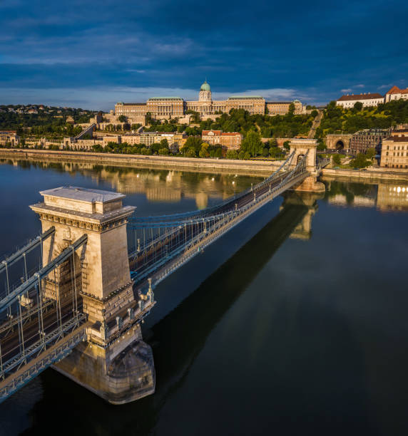 budapest, hungría - salida del sol sobre el puente de las cadenas szechenyi con palacio de real del castillo de buda - budapest aerial view royal palace of buda hungary fotografías e imágenes de stock