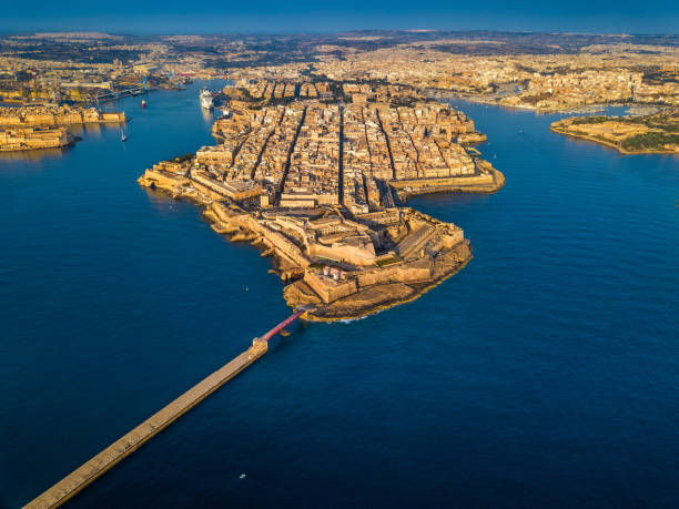 valletta, malta - aerial skyline blick auf valletta, floriana, wellenbrecher, grand harbour, birgu und senglea - grand harbour stock-fotos und bilder