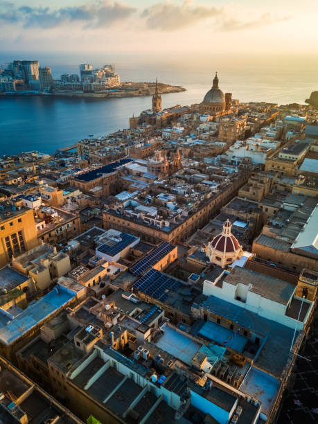 valletta, malta - sonnenaufgang über valletta mit unserer lieben frau vom berge karmel kirche und der st. paul kathedrale mit sliema - grand harbour stock-fotos und bilder