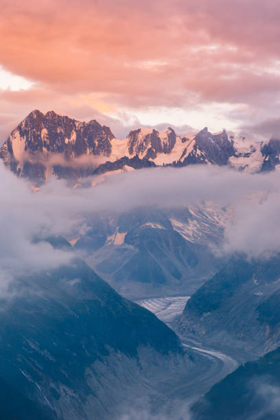 cloudy sunset over iconic mont-blanc mountains range and glaciers - mountain mountain peak snow spring imagens e fotografias de stock