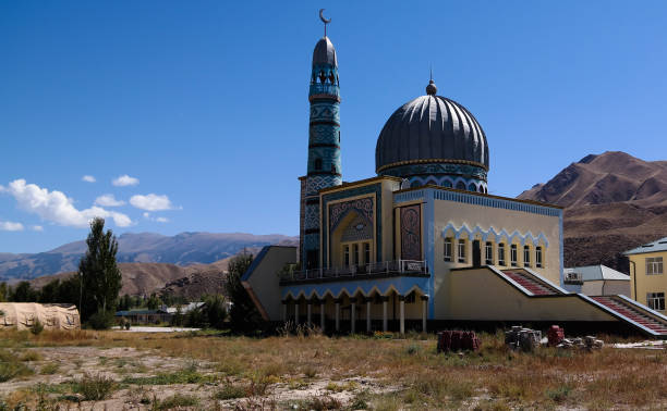 vista esterna sulla moschea centrale di naryn, kirghizistan - god column dome mountain foto e immagini stock