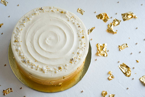 ホワイト ク�リームのケーキ銀と金で飾られた菓子振りかけると白地にゴールドの葉。 - cream sprinkles food and drink freshness ストックフォトと画像