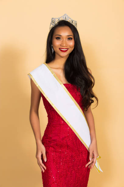 concours de la reine de concours de beauté miss en robe asiatique - sash photos et images de collection