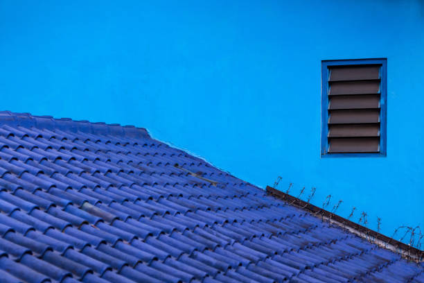 parete della casa, tetto piastrellato dipinto nei toni del colore blu. - arema foto e immagini stock