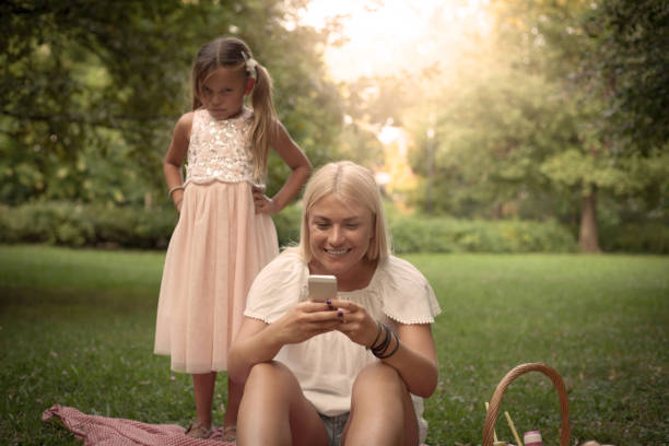 mom listen to me ,leave that phone ! - displeased child abandoned child abuse imagens e fotografias de stock