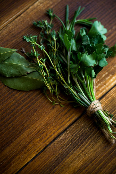 베이 잎과 신선한 꽃다발 garni 어두운 나무 배경에 허브 드 프로방스 - herb bouquet garni herbes de provence bouquet 뉴스 사진 이미지