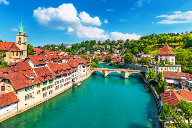 летний вид на берн, швейцария - berne switzerland europe bridge стоковые фото и изображения