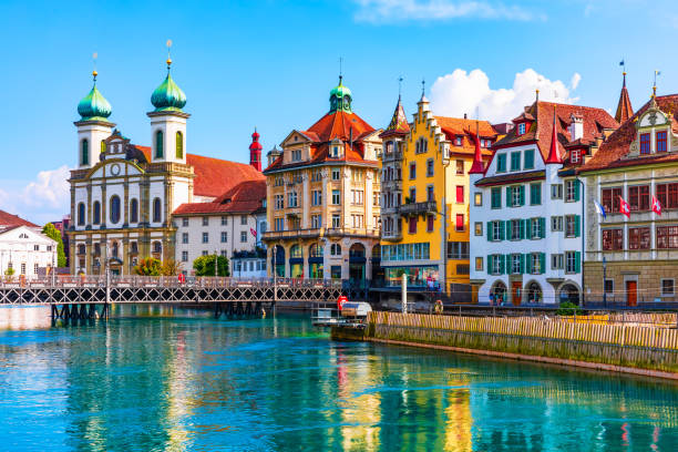 architektur der altstadt von luzern, schweiz - schweiz stock-fotos und bilder