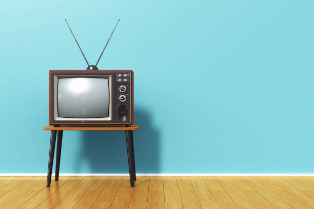 alte retro tv gegen blaue vintage wand im zimmer - old obsolete house black and white stock-fotos und bilder