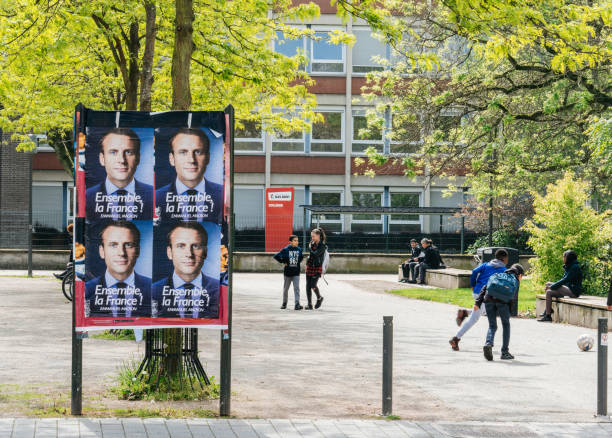 cartel de emmanuel macron durante la campaña electoral junto a la escuela francesa - president of france fotografías e imágenes de stock