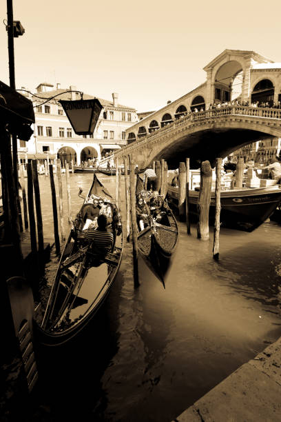 이탈리아 베니스 리알토 다리 앞 곤돌라 - sepia toned famous place gondola rialto bridge 뉴스 사진 이미지