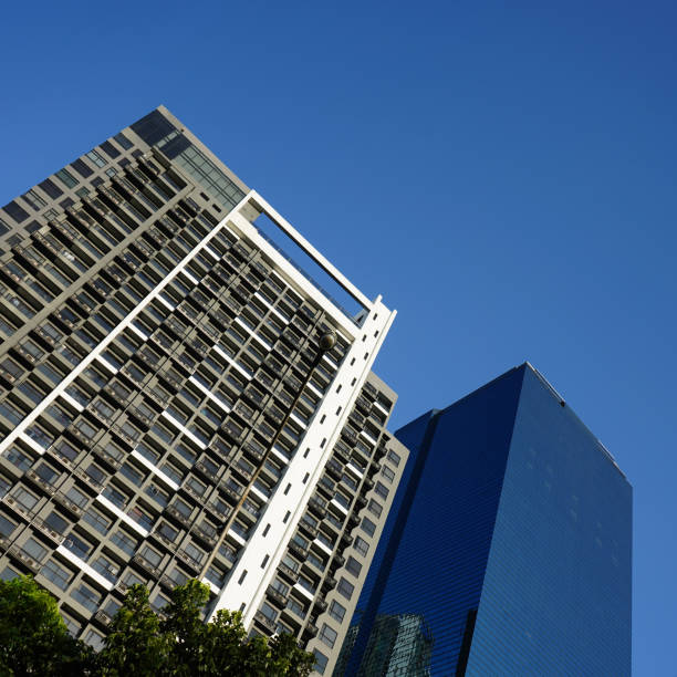 푸른 하늘, 건물 도시에 회사와 고층 빌딩 비즈니스 사무실의 낮은 각도 보기. - skyscraper office building built structure new york city 뉴스 사진 이미지