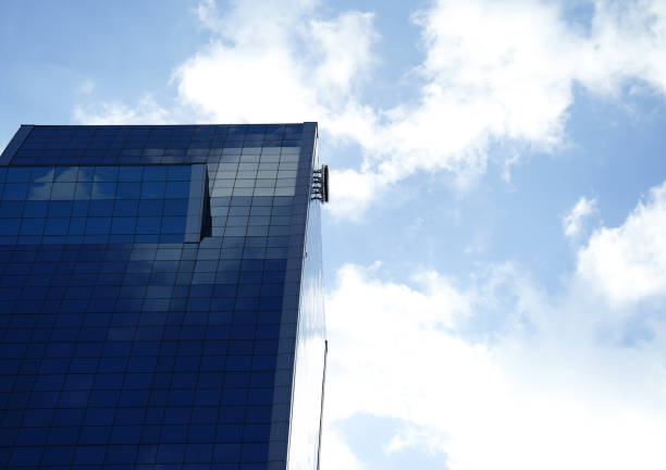 푸른 하늘, 건물 도시에 회사와 고층 빌딩 비즈니스 사무실의 낮은 각도 보기. - skyscraper office building built structure new york city 뉴스 사진 이미지
