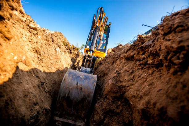 koparka wykopuje fundament pod dom - earth mover zdjęcia i obrazy z banku zdjęć