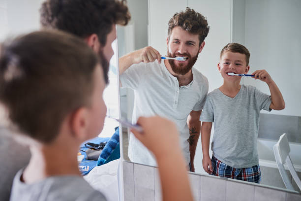inizia presto buone abitudini orali - toothbrush brushing teeth brushing dental hygiene foto e immagini stock