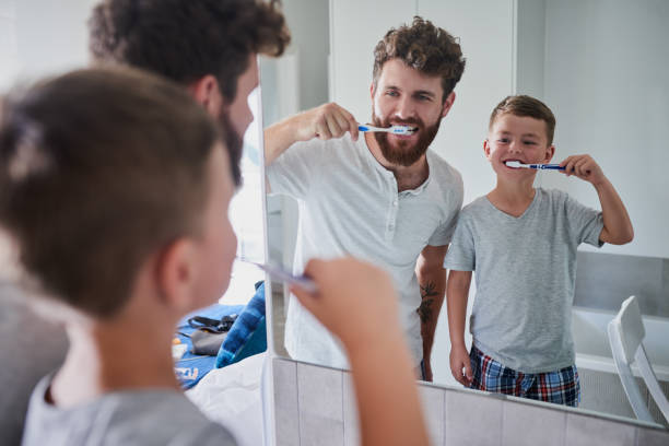 zacznij wcześnie rozpocząć dobre nawyki ustne - healthy lifestyle toothbrush caucasian one person zdjęcia i obrazy z banku zdjęć