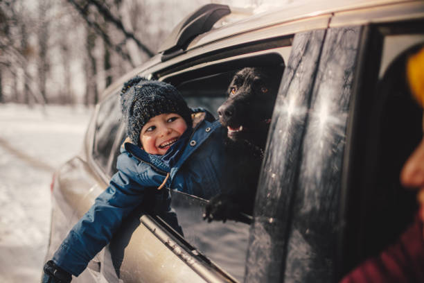 famiglia felice in un viaggio invernale - garment snow little boys child foto e immagini stock