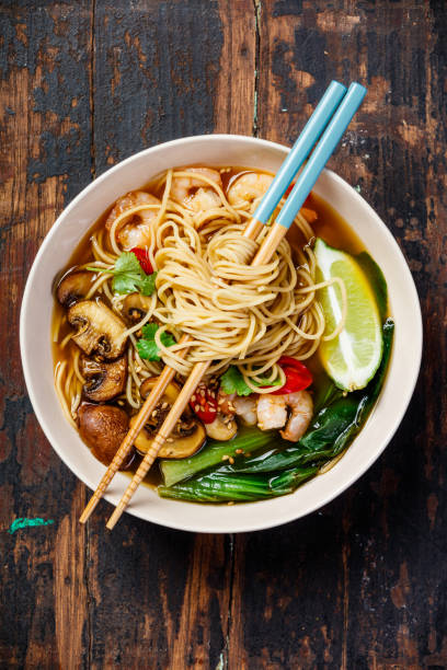 sopa asiática con fideos - noodle soup fotografías e imágenes de stock