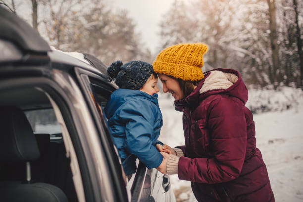 зимняя поездка с мамой - winter driving стоковые фото и изображения