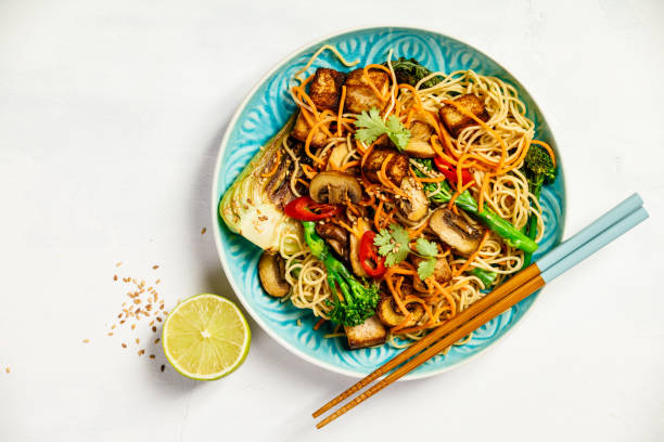 asiatischen tofu soba noodle bowl - tofu chinese cuisine vegetarian food broccoli stock-fotos und bilder