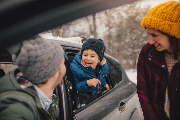 szczęśliwa rodzina na zimowej wycieczce - transportation mountain winter couple zdjęcia i obrazy z banku zdjęć