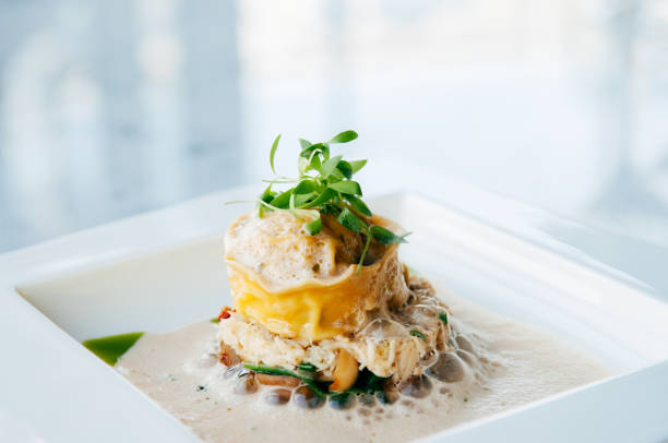 vegetarian tortellini ravioli with white truffle cream sauce - white truffle imagens e fotografias de stock