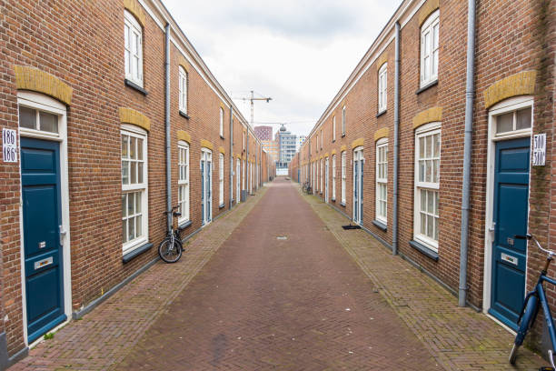 pequenas casas no distrito de schilderswijk, haia - tenament - fotografias e filmes do acervo