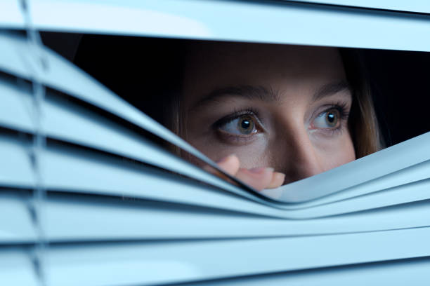 恐怖の女性 - blinds peeking looking window ストックフォトと画像