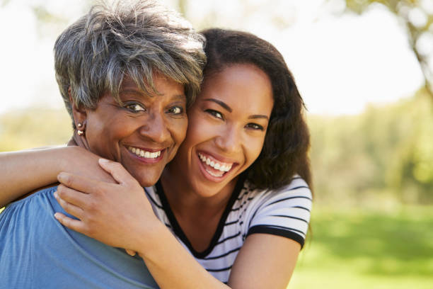 portrait de la mère senior avec une fille adulte dans le parc - senior women senior adult old smiling photos et images de collection