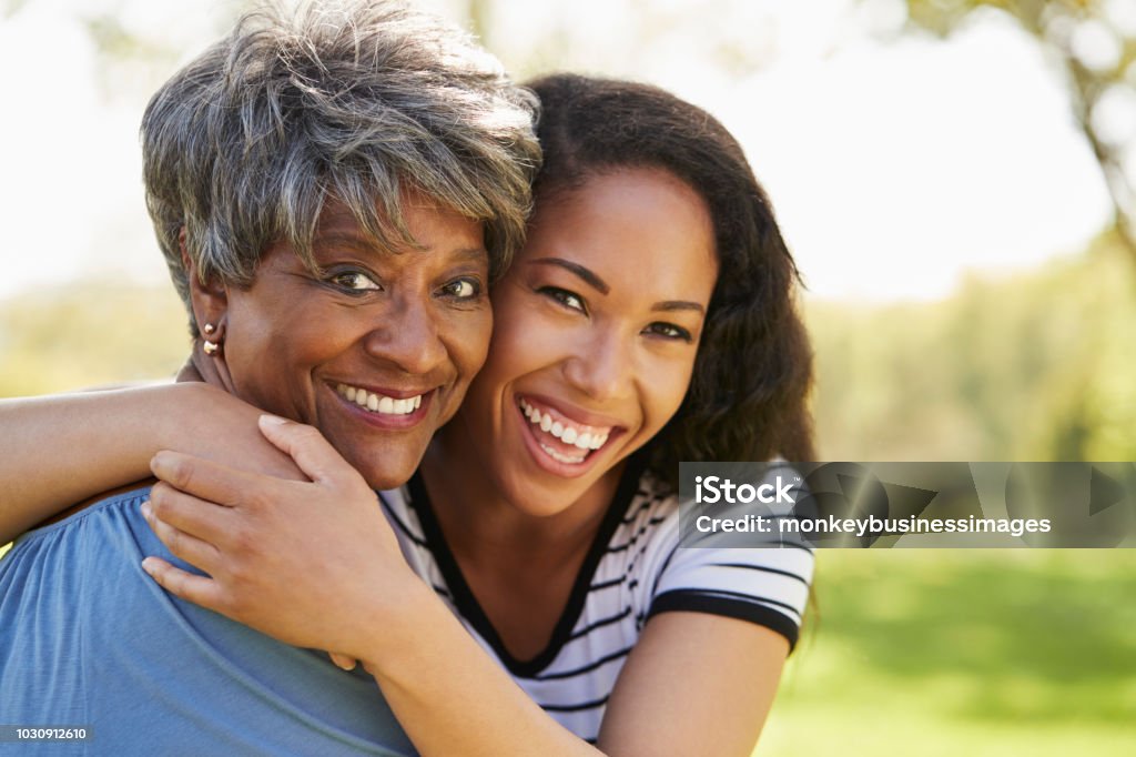 Ritratto di madre anziana con figlia adulta nel parco - Foto stock royalty-free di Madre