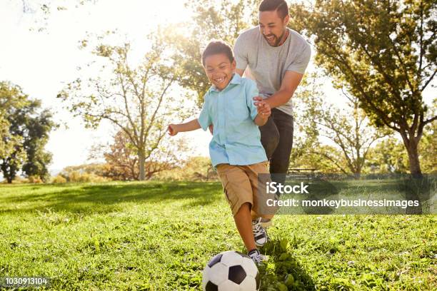 Vater Und Sohn Zusammen Spielen Fußball Im Park Stockfoto und mehr Bilder von Fußball - Fußball, Sohn, Vater
